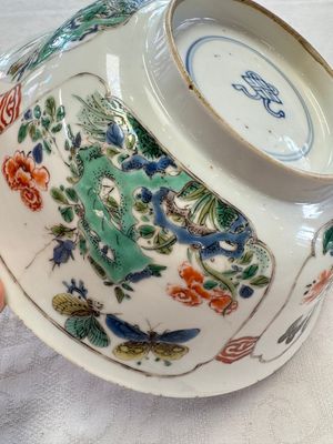 A Chinese famille verte bowl with bird and butterflies among flowers, lozenge mark, Kangxi — 照片 8
