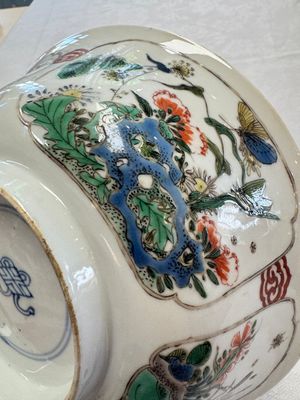 A Chinese famille verte bowl with bird and butterflies among flowers, lozenge mark, Kangxi — 照片 10