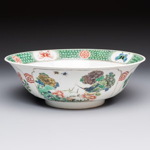 A Chinese famille verte bowl with bird and butterflies among flowers, lozenge mark, Kangxi — 照片 1