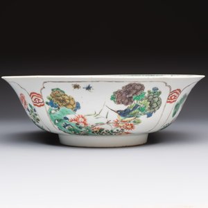 A Chinese famille verte bowl with bird and butterflies among flowers, lozenge mark, Kangxi — 照片 2