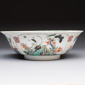 A Chinese famille verte bowl with bird and butterflies among flowers, lozenge mark, Kangxi — 照片 4