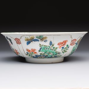 A Chinese famille verte bowl with bird and butterflies among flowers, lozenge mark, Kangxi — 照片 5
