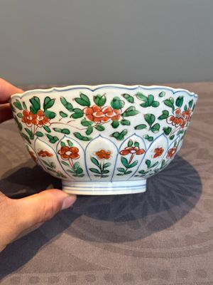 A Chinese famille verte bowl with floral design, Chenghua mark, Kangxi — photo 1