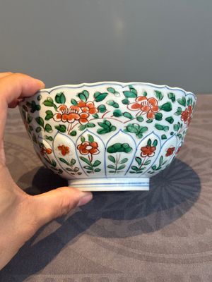 A Chinese famille verte bowl with floral design, Chenghua mark, Kangxi — photo 4