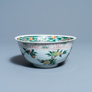 A Chinese famille verte bowl with flowers and fruits, Kangxi — 照片 1