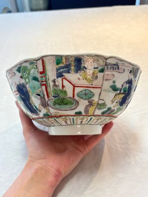 A Chinese famille verte bowl with narrative design, Fu 福 mark, Kangxi — photo 1