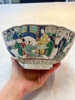 A Chinese famille verte bowl with narrative design, Fu 福 mark, Kangxi — photo 4