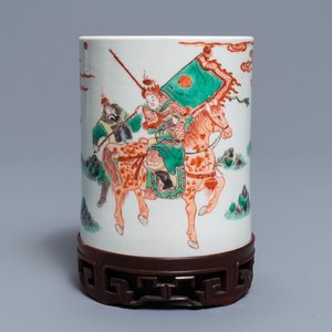 A Chinese famille verte brush pot on wooden stand, Kangxi — 照片 1