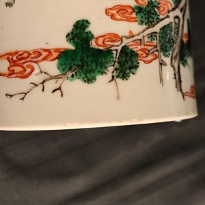 A Chinese famille verte brush pot on wooden stand, Kangxi — 照片 11