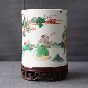 A Chinese famille verte brush pot on wooden stand, Kangxi — 照片 13