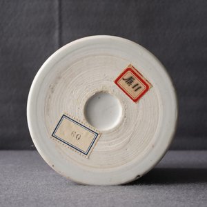 A Chinese famille verte brush pot on wooden stand, Kangxi — 照片 17