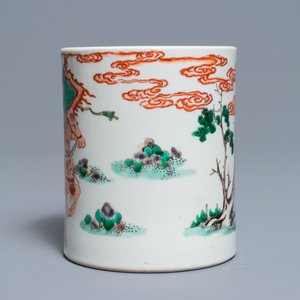 A Chinese famille verte brush pot on wooden stand, Kangxi — 照片 3