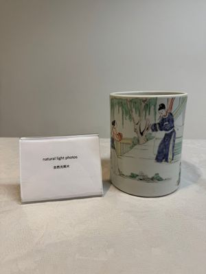 A Chinese famille verte brush pot with figural design, Kangxi — photo 1