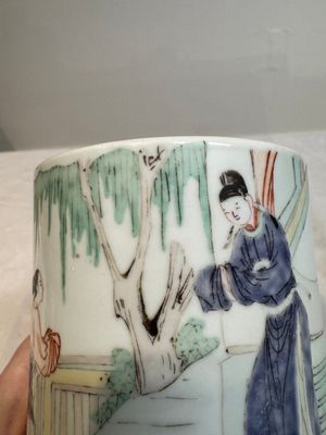 A Chinese famille verte brush pot with figural design, Kangxi — photo 11