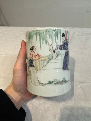 A Chinese famille verte brush pot with figural design, Kangxi — photo 2