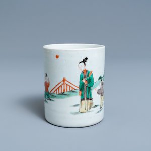 A Chinese famille verte brush pot with figures in a landscape, Kangxi — 照片 1