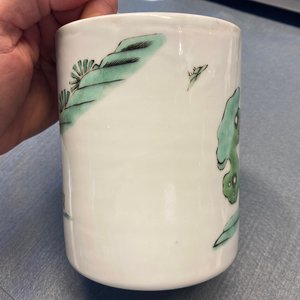 A Chinese famille verte brush pot with figures in a landscape, Kangxi — 照片 11
