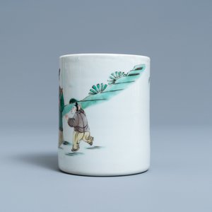 A Chinese famille verte brush pot with figures in a landscape, Kangxi — 照片 5