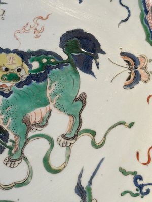 A Chinese famille verte 'Buddhist lion' dish, lingzhi mark, Kangxi — 照片 3