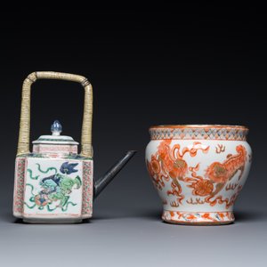 A Chinese famille verte 'Buddhist lions' teapot and a Thai market spittoon, Kangxi and later — photo 2