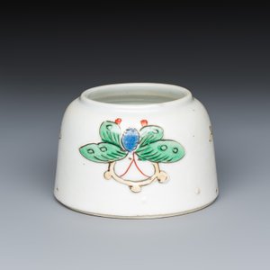 A Chinese famille verte 'Butterflies' water pot with relief design — foto 1