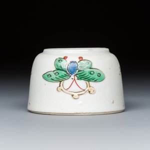 A Chinese famille verte 'Butterflies' water pot with relief design — foto 2