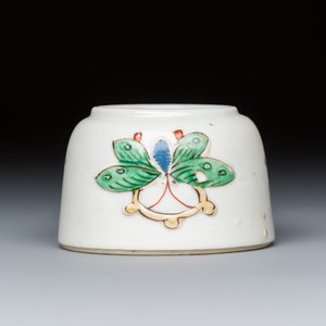 A Chinese famille verte 'Butterflies' water pot with relief design — foto 4