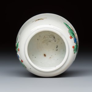 A Chinese famille verte 'Butterflies' water pot with relief design — foto 6