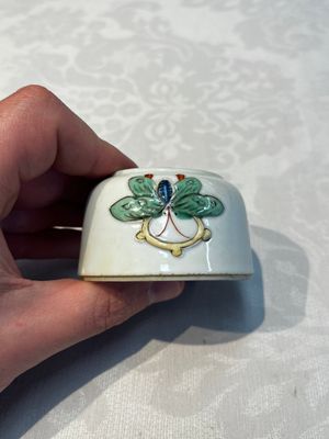 A Chinese famille verte 'Butterflies' water pot with relief design, Kangxi — foto 1