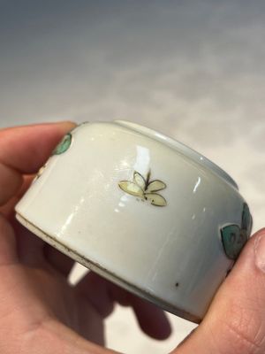 A Chinese famille verte 'Butterflies' water pot with relief design, Kangxi — foto 14