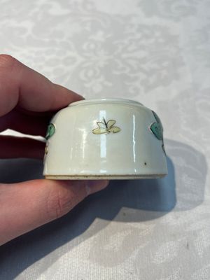 A Chinese famille verte 'Butterflies' water pot with relief design, Kangxi — foto 2