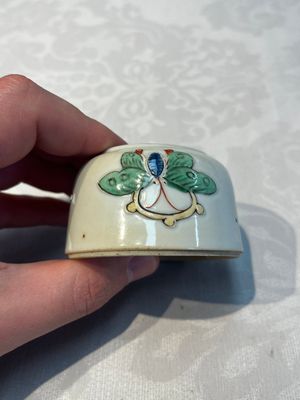 A Chinese famille verte 'Butterflies' water pot with relief design, Kangxi — foto 3