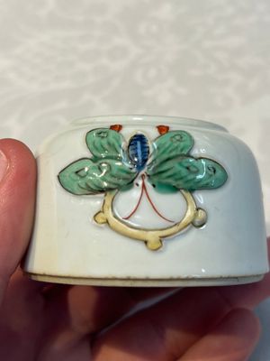 A Chinese famille verte 'Butterflies' water pot with relief design, Kangxi — foto 7