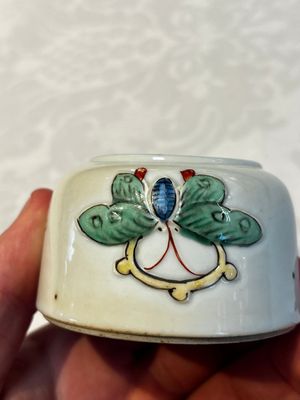 A Chinese famille verte 'Butterflies' water pot with relief design, Kangxi — foto 8