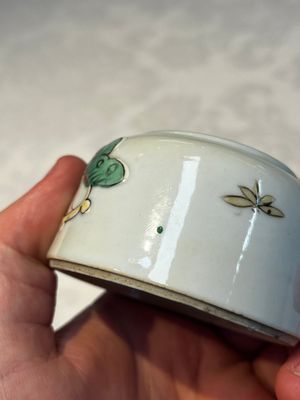 A Chinese famille verte 'Butterflies' water pot with relief design, Kangxi — foto 10