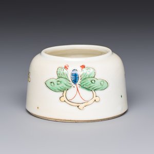 A Chinese famille verte 'Butterflies' water pot with relief design, Kangxi — foto 1