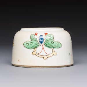 A Chinese famille verte 'Butterflies' water pot with relief design, Kangxi — foto 2