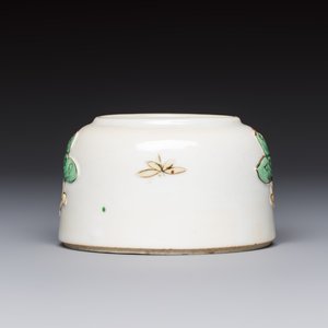 A Chinese famille verte 'Butterflies' water pot with relief design, Kangxi — foto 3