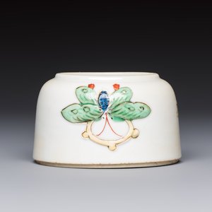A Chinese famille verte 'Butterflies' water pot with relief design, Kangxi — foto 4