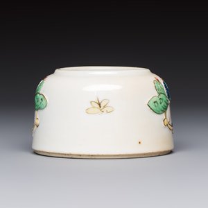 A Chinese famille verte 'Butterflies' water pot with relief design, Kangxi — foto 5