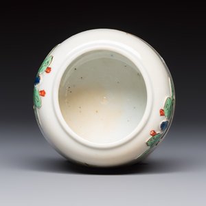 A Chinese famille verte 'Butterflies' water pot with relief design, Kangxi — foto 6