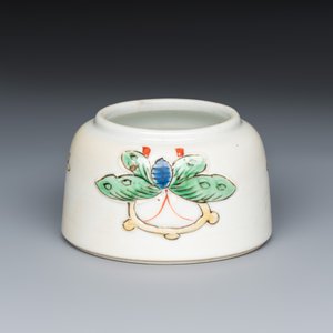 A Chinese famille verte 'Butterflies' water pot with relief design — foto 1
