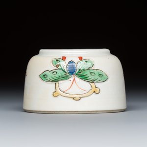 A Chinese famille verte 'Butterflies' water pot with relief design — foto 2