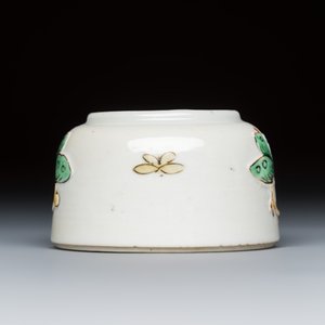 A Chinese famille verte 'Butterflies' water pot with relief design — foto 3