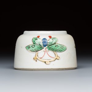 A Chinese famille verte 'Butterflies' water pot with relief design — foto 4