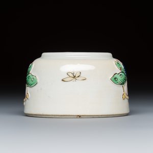 A Chinese famille verte 'Butterflies' water pot with relief design — foto 5