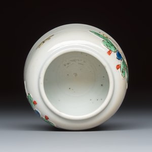 A Chinese famille verte 'Butterflies' water pot with relief design — foto 6