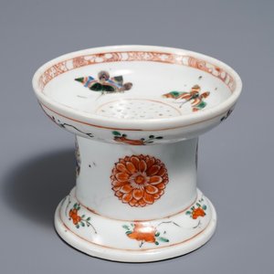 A Chinese famille verte butterfly sander, Kangxi — photo 1