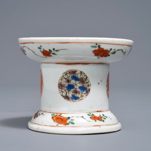 A Chinese famille verte butterfly sander, Kangxi — photo 3