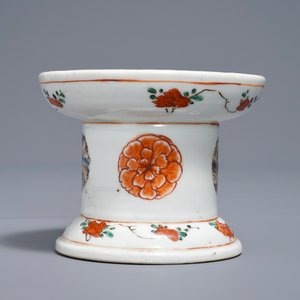 A Chinese famille verte butterfly sander, Kangxi — photo 4